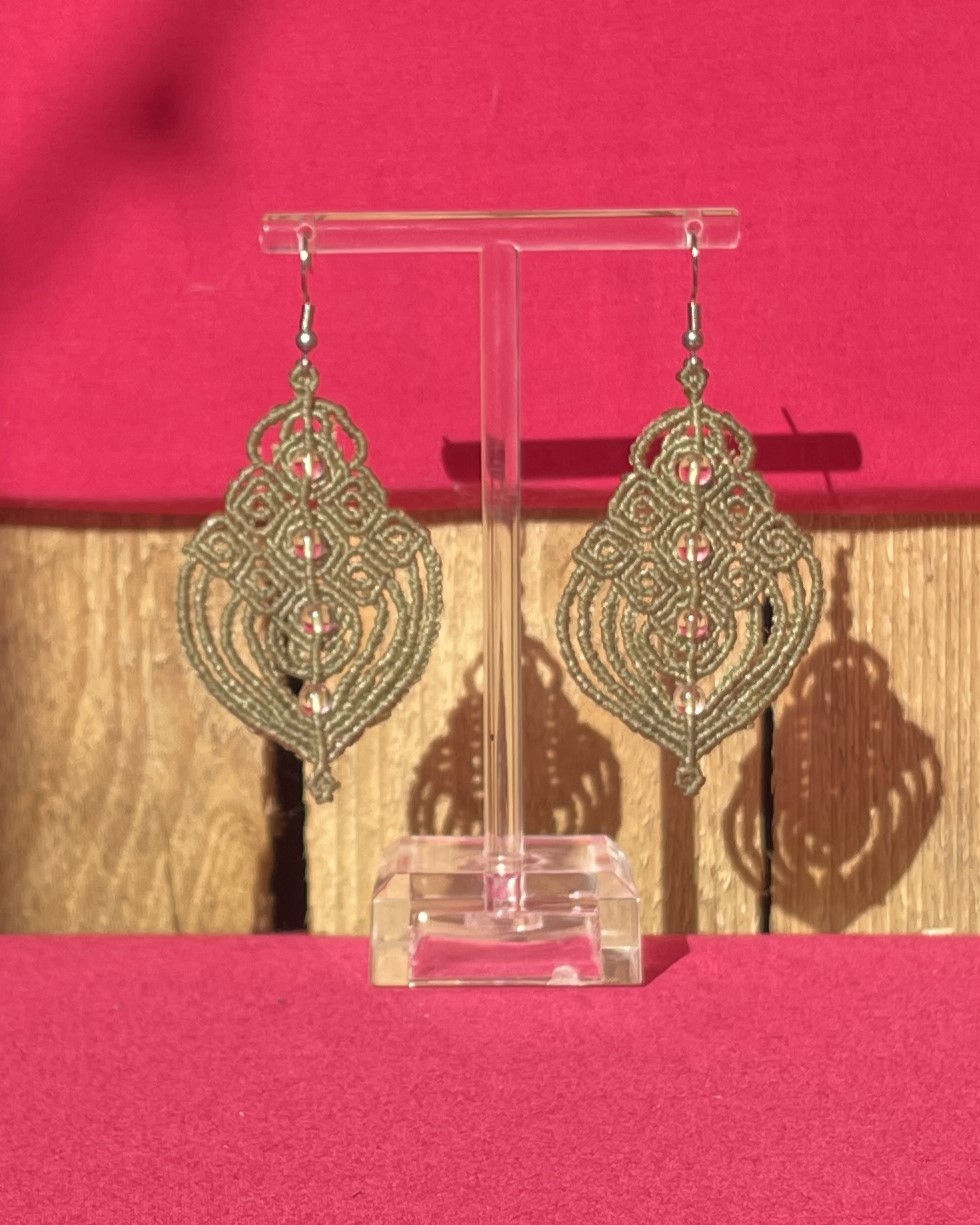 Chemin -micro-macramé-pendentif-boucles d’oreilles -Cristal de Roche- Atelier Arti'Zen