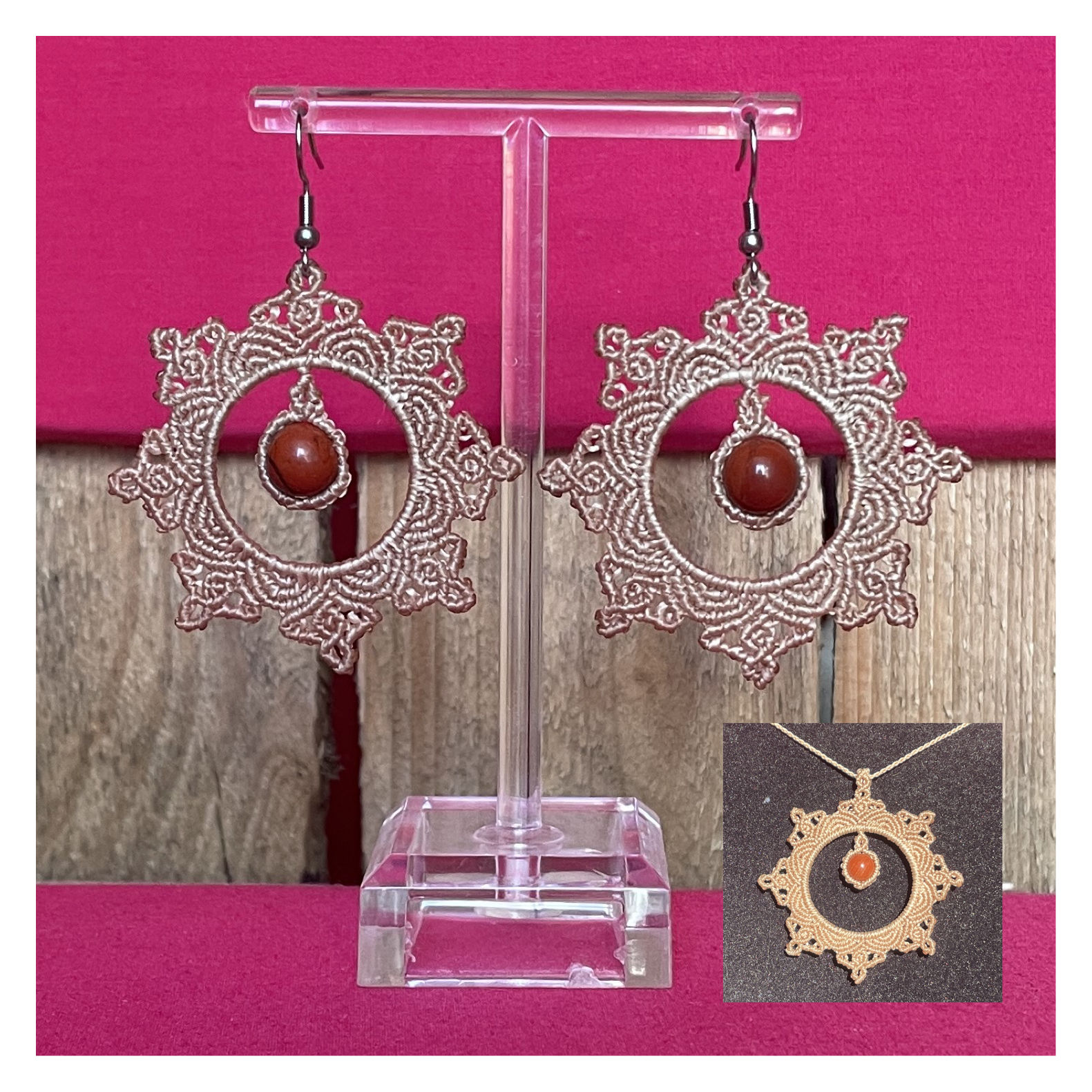 Ensemble “Rayonnance” – Pendentif & Boucles d’oreilles en micro-macramé et Jaspe rouge - Atelier Arti'Zen