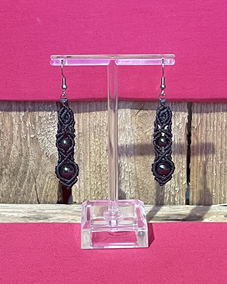 Entrelacs Sacrés – Hématite- Micro-Macramé-Minéraux- Boucles d'oreilles-Bracelet-Atelier Arti'Zen