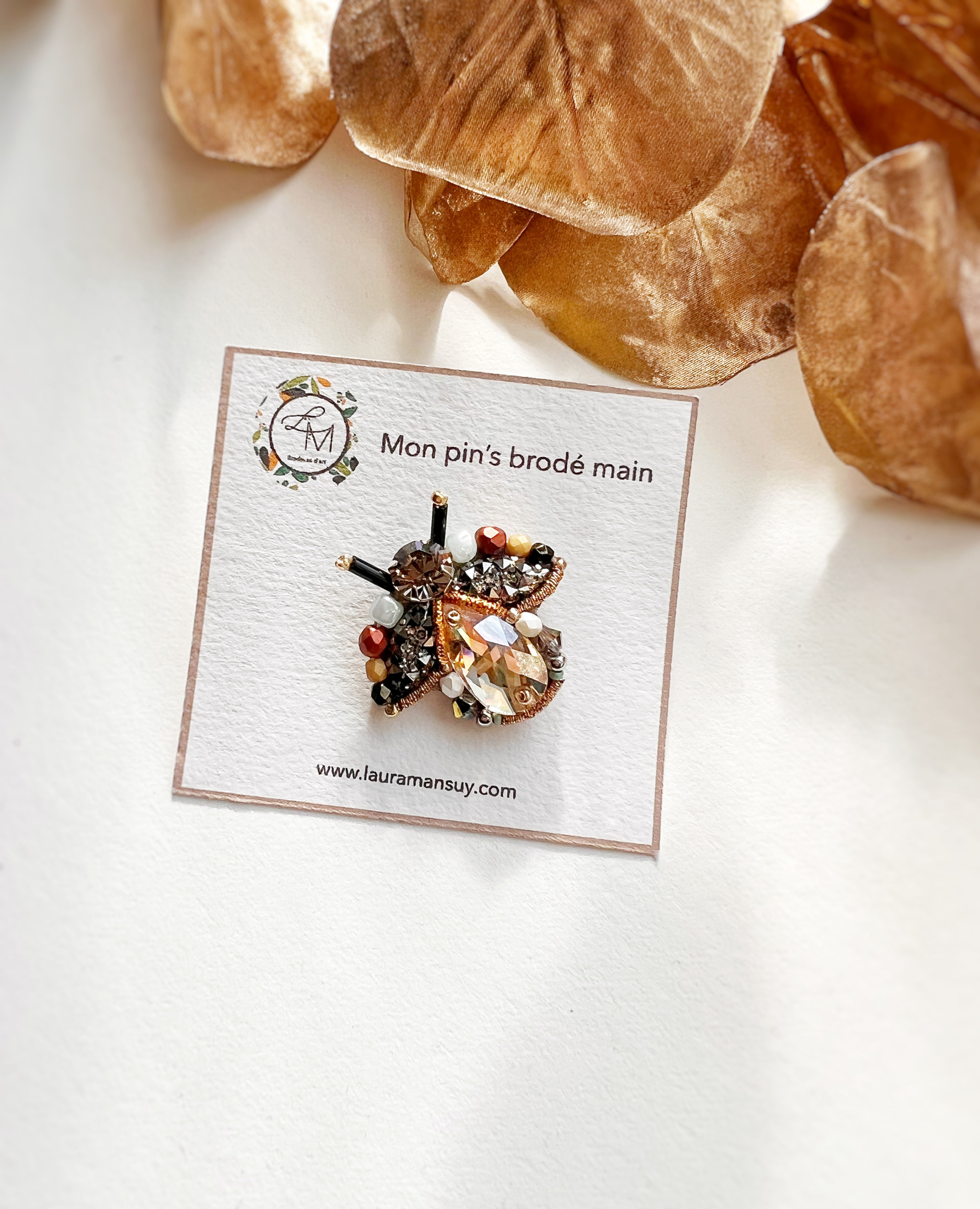 SOLDE- Pin’s insecte beige 