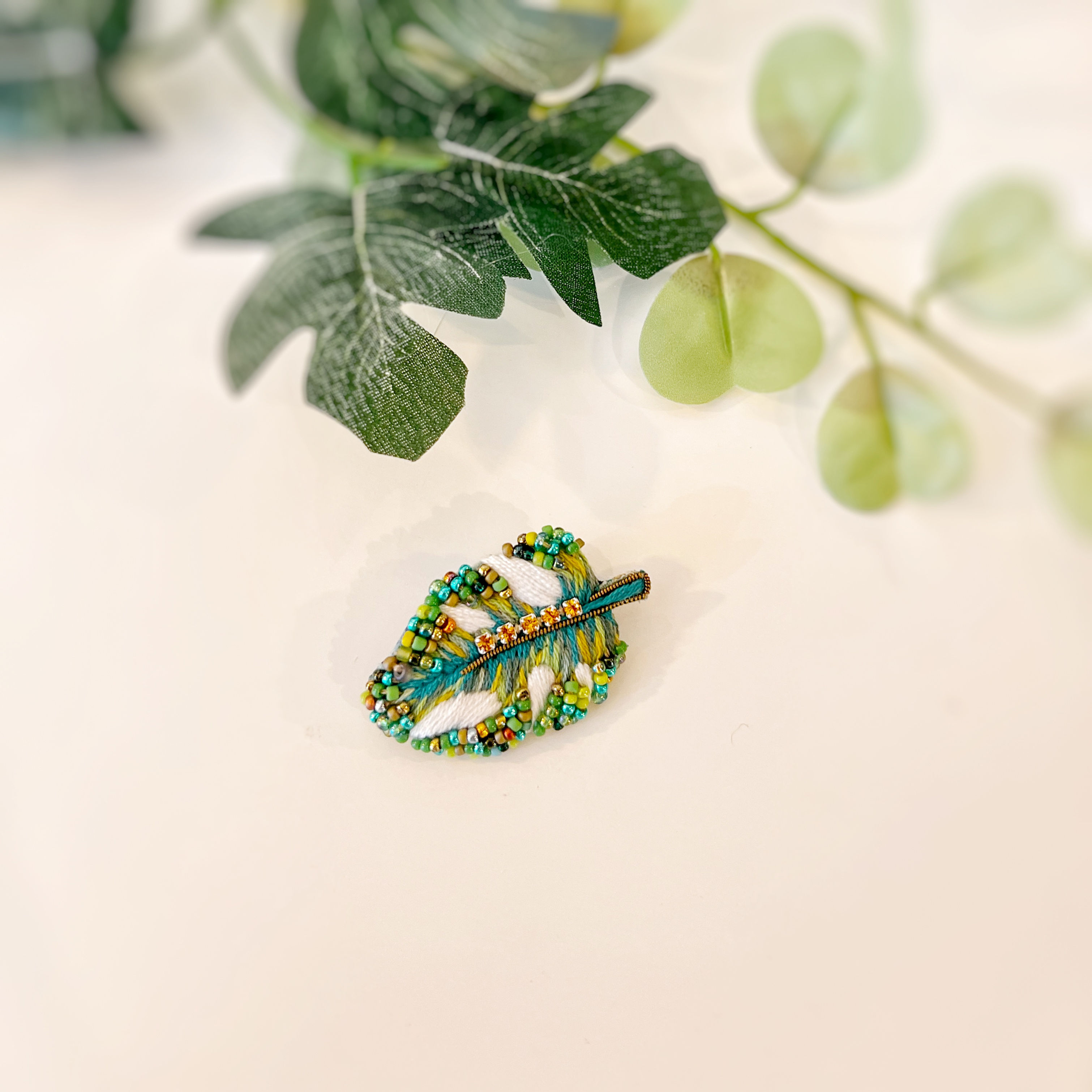 SOLDE - broche feuille exotique 