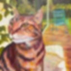 Ein Gemälde einer Katze mit einem detaillierten und farbenfrohen Fellmuster. 
Die Katze ist im Vordergrund dargestellt und schaut nach links. Der 
Hintergrund zeigt eine Außenszene mit einer Holzterrasse, einem blauen Stuhl 
und viel Grün, einschließlich Blättern und Bäumen. Das Gemälde fängt die 
Textur des Katzenfells und das Licht, das darauf reflektiert wird, ein und schafft 
eine realistische und lebendige Darstellung. Die Signatur der Künstlerin, 
"Fehrenbacher", ist in der unteren rechten Ecke des Gemäldes sichtbar.
A painting of a cat with a detailed and colorful fur pattern. The cat is depicted in
the foreground, looking off to the left side of the image. The background shows 
an outdoor scene with a wooden deck, a blue chair, and greenery, including 
leaves and trees. The painting captures the cat's fur texture and the light 
reflecting off it, creating a realistic and vibrant portrayal. The artist's signature, 
"Fehrenbacher," is visible in the bottom right corner of the pai