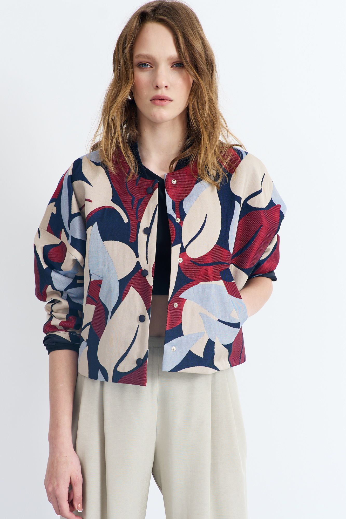 Бомбер в актуальный принт