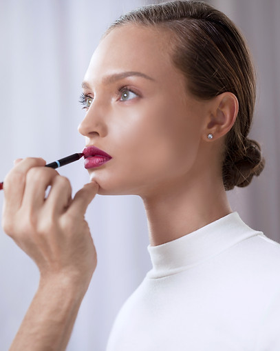 Modelo Aplicando Lipstick