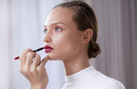 口紅を適用するモデル