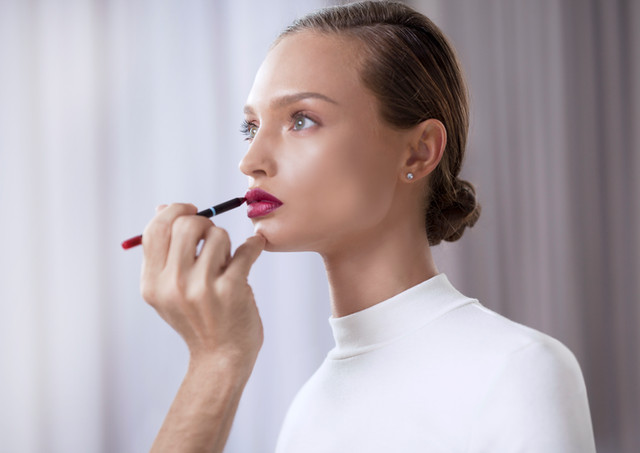 Modell Anwendung Lippenstift