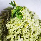 Wildkräuter-Salz mit Minzblatt