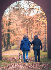 Educatrice canine qui marche avec une cliente