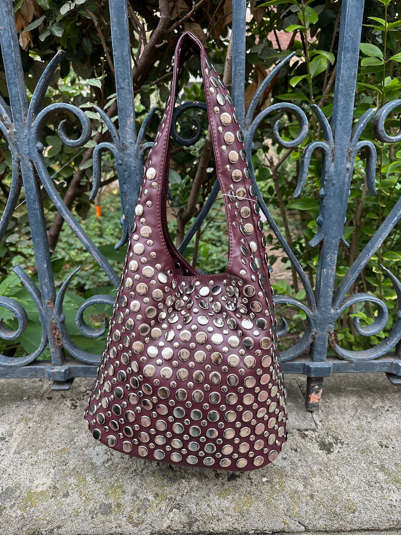 Sac clouté bordeaux
