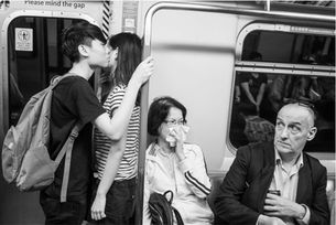 La Fuerza de las Miradas en la Fotografía Callejera: El Cruce de Miradas