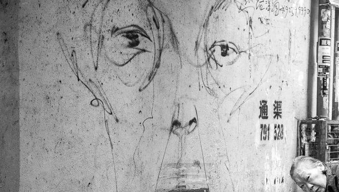 The man who drew graffiti thinking of the woman who would pass by afterwards