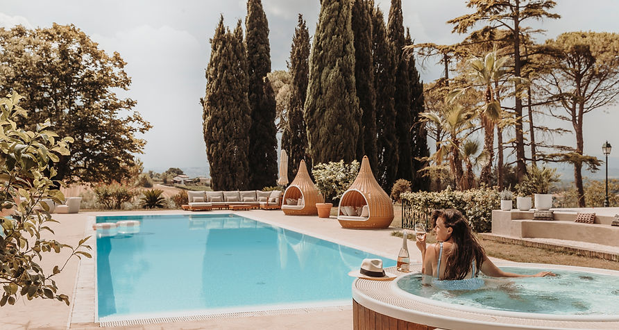 Luxury with pool. olive trees and jacuzzi at Maniero Montecassiano