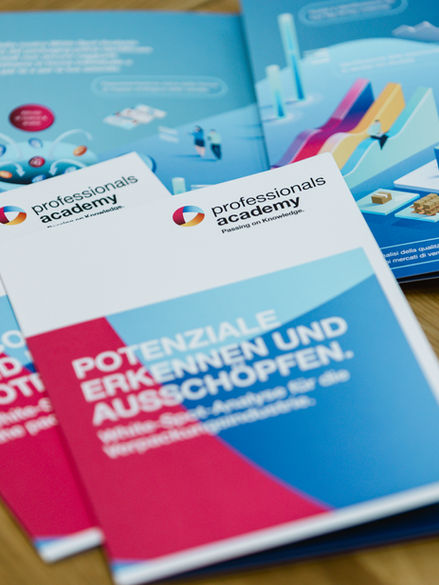 Broschüren des Kongressprogramms auf Tisch ausgebreitet