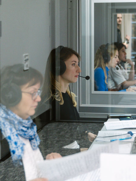 Dolmetscher in den Kabinen die Kongressprogramm übersetzen