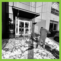 Wie ruimt bij jou de sneeuw en strooit zout? 