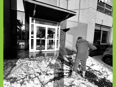 Wie ruimt bij jou de sneeuw en strooit zout? 