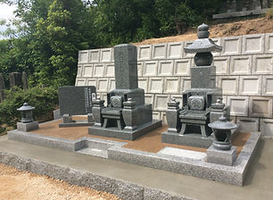 五輪塔と和型墓石.JPG