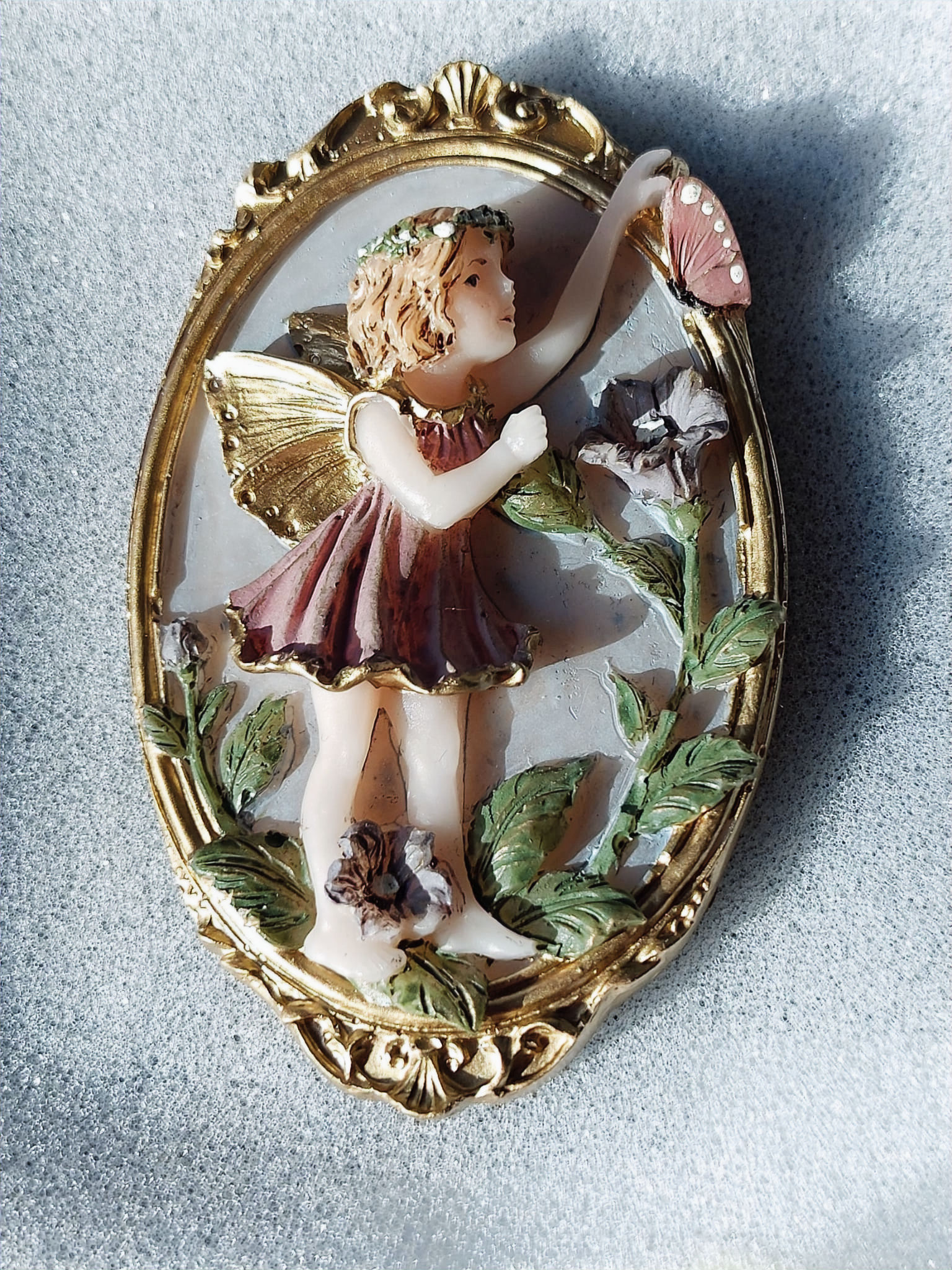 Elfe im ovalen Rahmen