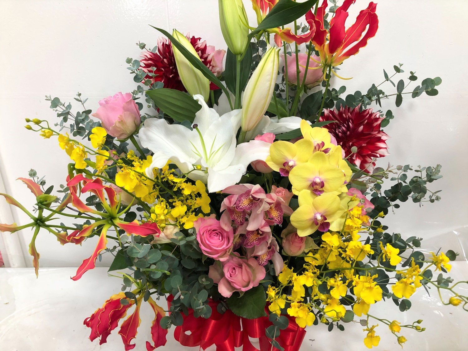 H7124- 祝アレンジ　カラフル-ダリア・シンピジウム・胡蝶蘭・バラ・グロリオサ・オンシジウム　01