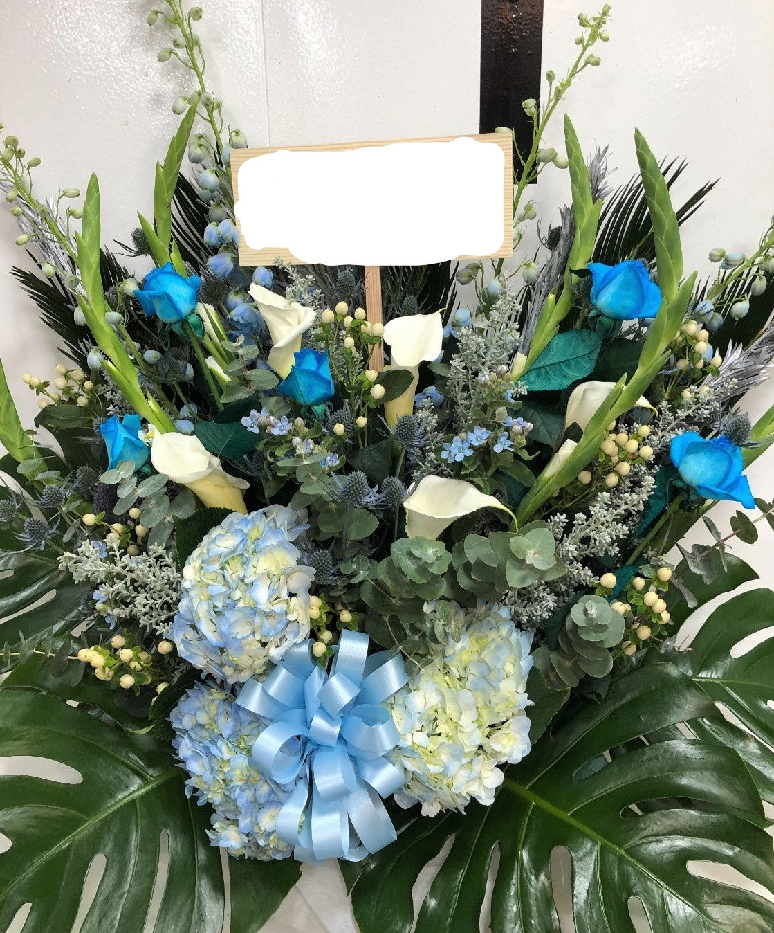 H5124-祝アレンジ　ブルー系-アジサイ・ユーカリ・カラー・オキシぺトラム・デルフィニウム　01