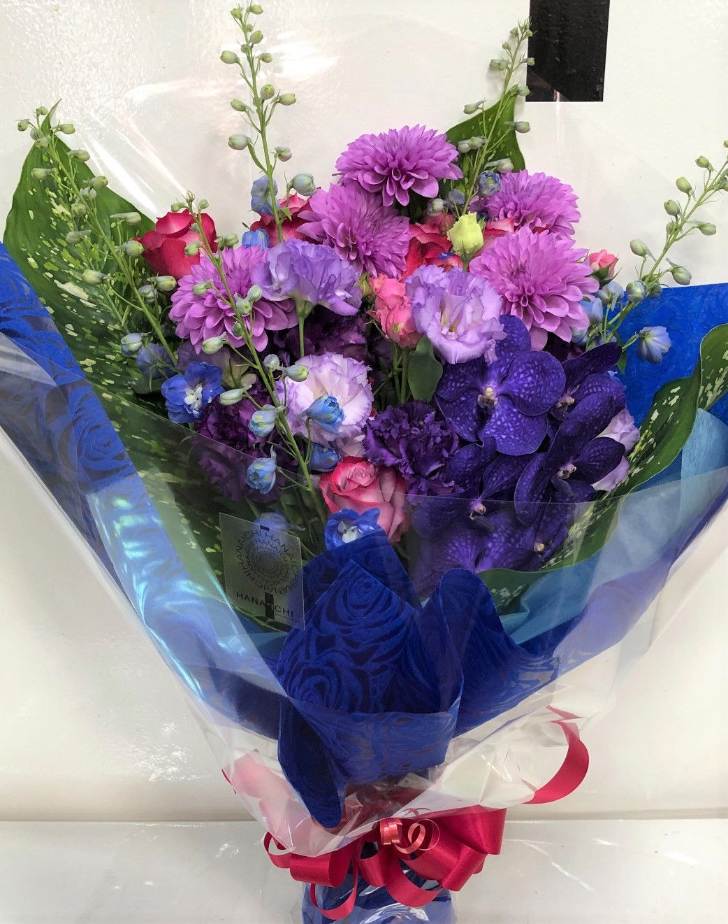 H5111-祝花束　ブルー・パープル系-バンダ・デルフィニウム・トルコキキョウ・バラ・ダリア　01