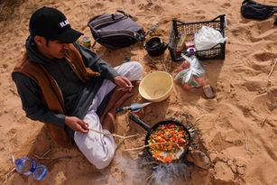 Touristes mangeant avec des bédouins dans le Wadi Rum
