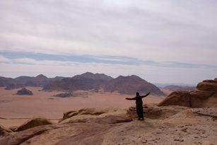 Excellentes vues sur le désert du Wadi Rum avec un bédouin