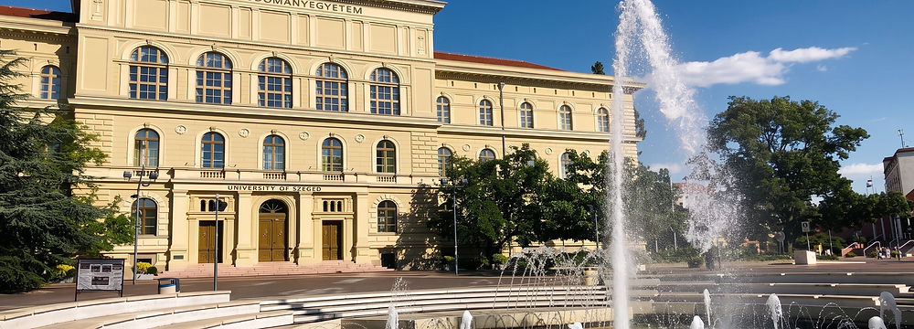 Macaristan üniversiteleri arasında öne çıkan Szeged Üniversitesi'nin klasik mimarili ana binası, bahçesi ve önündeki fıskiye.