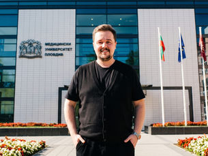 EuropeUni Bulgaristan eğitim uzmanı Mert Barış, Bulgaristan'da İngilizce tıp eğitimi veren Plovdiv Tıp Üniversitesi kampüsü önünde.