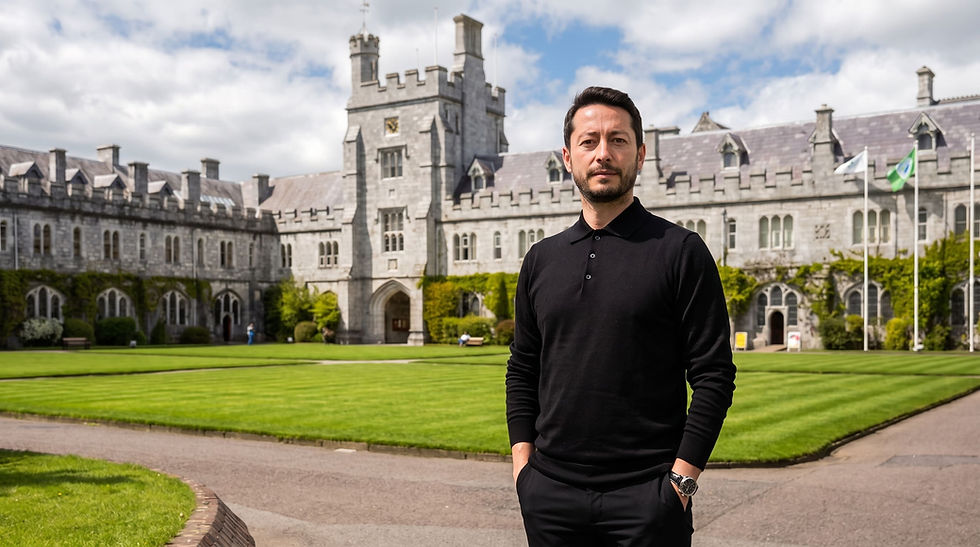 EuropeUni eğitim danışmanı Bekir Çelen, İrlanda üniversiteleri incelemesi için University College Cork kampüs binası önünde.
