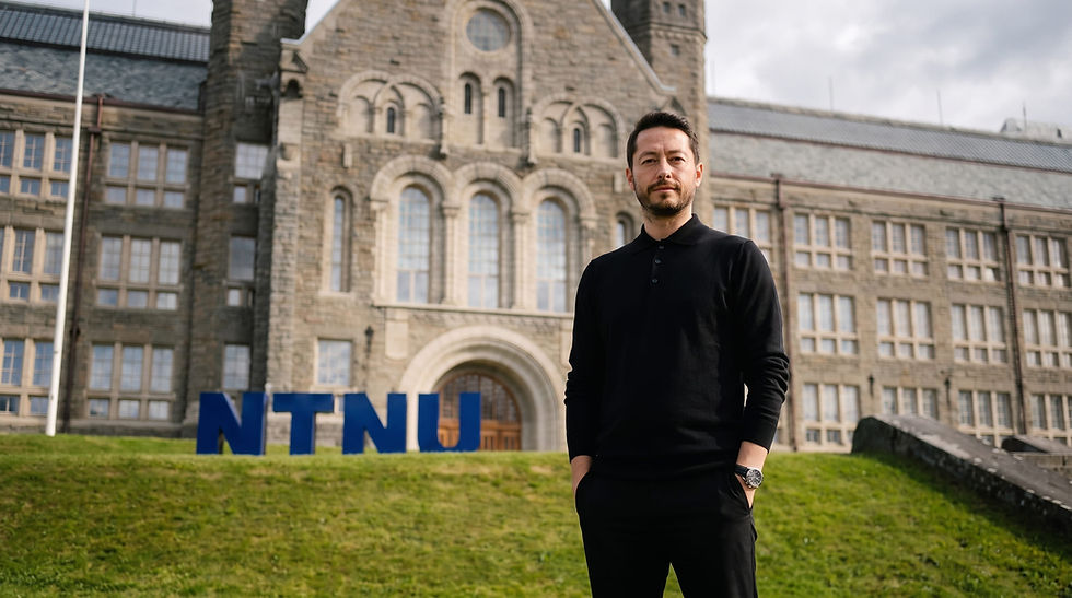 EuropeUni uzman eğitim danışmanı Bekir Çelen, Norveç'te üniversite okumak hedefine sahip adaylar için NTNU Trondheim ana kampüs binası önünde.