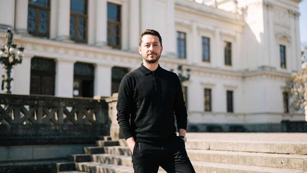 İsveç'te üniversite eğitimi danışmanlığı kapsamında EuropeUni uzmanı Bekir Çelen, Lund Üniversitesi binası önünde.