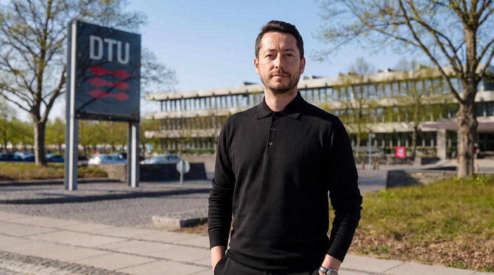Bekir Çelen, EuropeUni Avrupa'da eğitim uzman danışmanı, Danimarka Teknik Üniversitesi (DTU) kampüs girişinde, DTU tabelası ve modern binalar önünde.