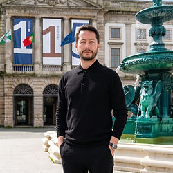 Portekiz'de üniversite okumak rehberi kapsamında Porto Üniversitesi meydanında EuropeUni eğitim danışmanı Bekir Çelen.