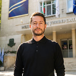 EuropeUni eğitim uzmanı Bekir Çelen, Avrupa'da sınavsız tıp eğitimi veren Bulgaristan'daki köklü Varna Tıp Üniversitesi kampüsü önünde.