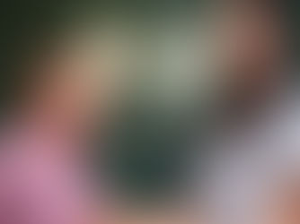 Senhora de idade sendo atendida com carinho