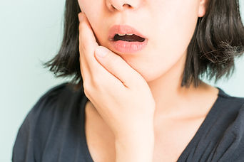歯が痛い女性
