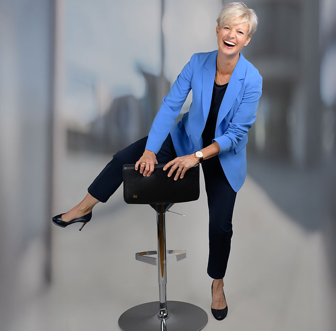 Iris Wietlisbach lachend – Geschäftsführerin iwi Skills GmbH, Beratung für Strategie, Organisation und Prozessmanagement