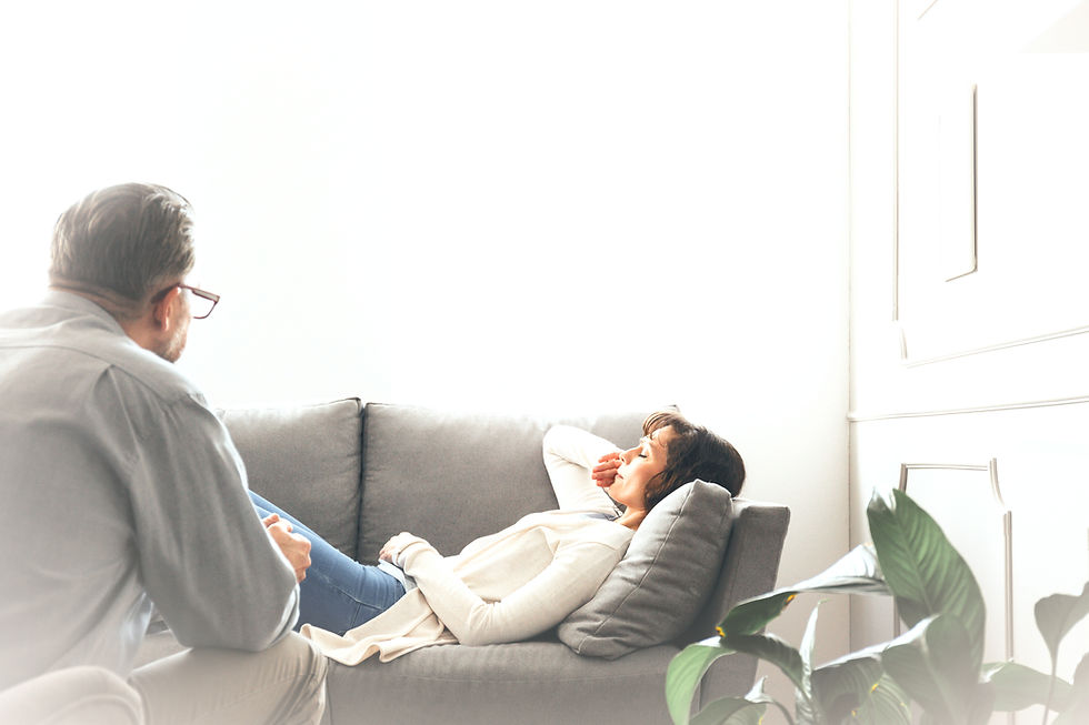 Aplicar o método psicanalítico (Princípio 3). Entenda como as técnicas de Freud diferenciam a psicoterapia de uma simples conversa.