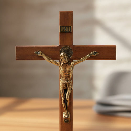 Miniatura: Crucifixo de Mesa 41x23 Madeira Maciça - Jesus em Metal  e Medalha de São Bento