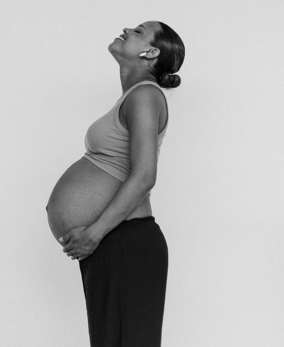 mamma felice che fa prevenzione con dieta e supporto psicologico per la salute del suo bambino