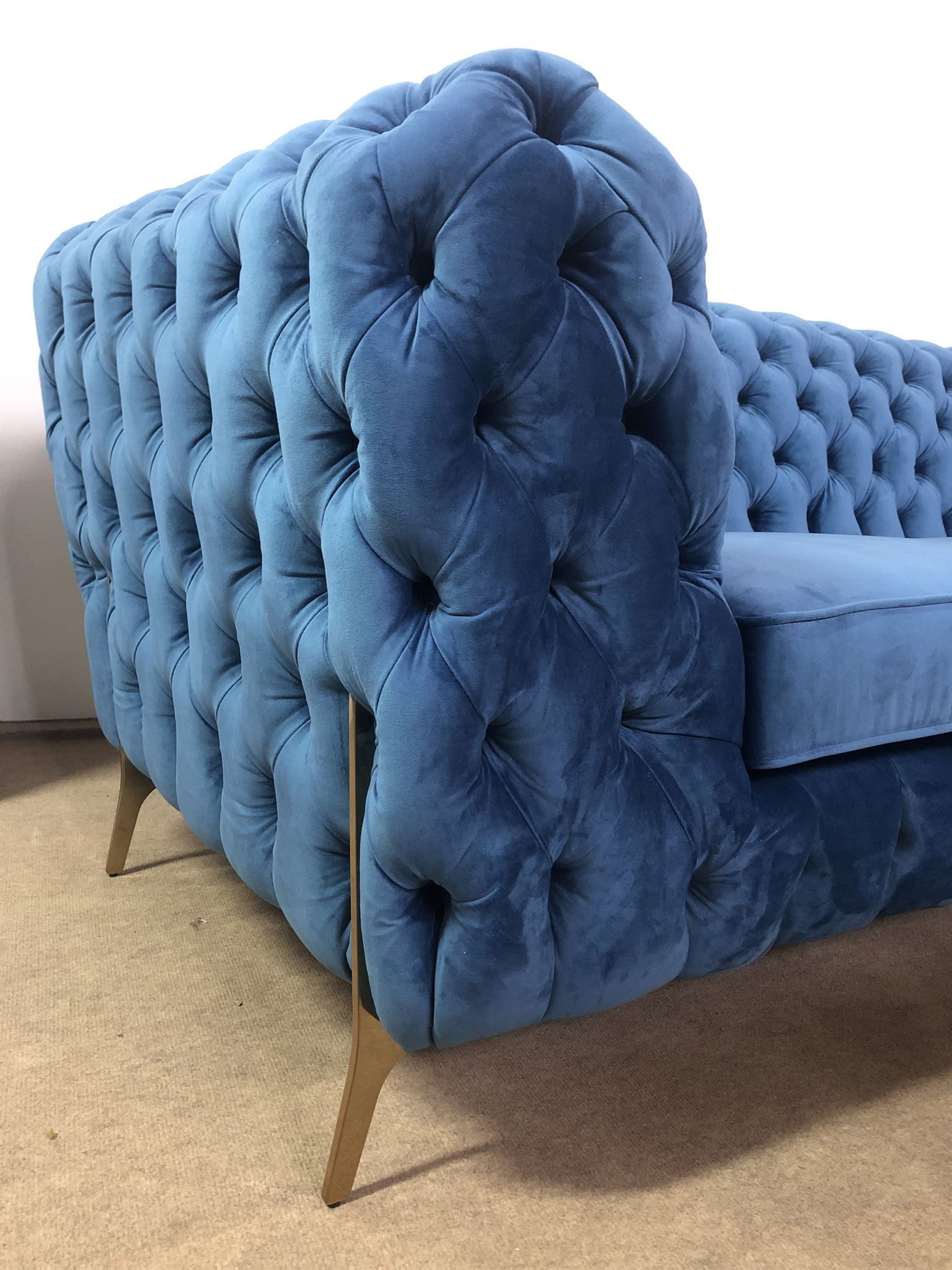 SOFÁ EM CAPITONÉ TECIDO VELUDO AZUL E PÉ INOX DOURADO