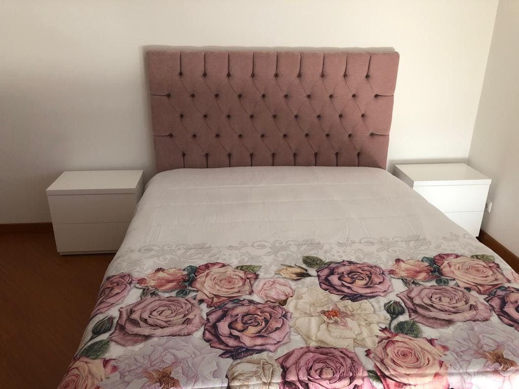 CAMA ELEVATÓRIA EM CAPITONÉ E MESINHAS DE CABECEIRA