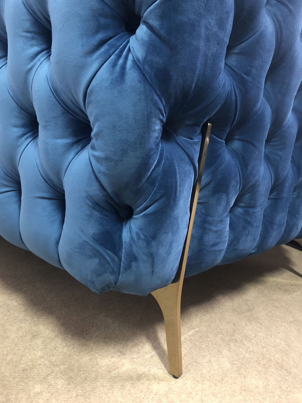 Miniatura: SOFÁ EM CAPITONÉ TECIDO VELUDO AZUL E PÉ INOX DOURADO