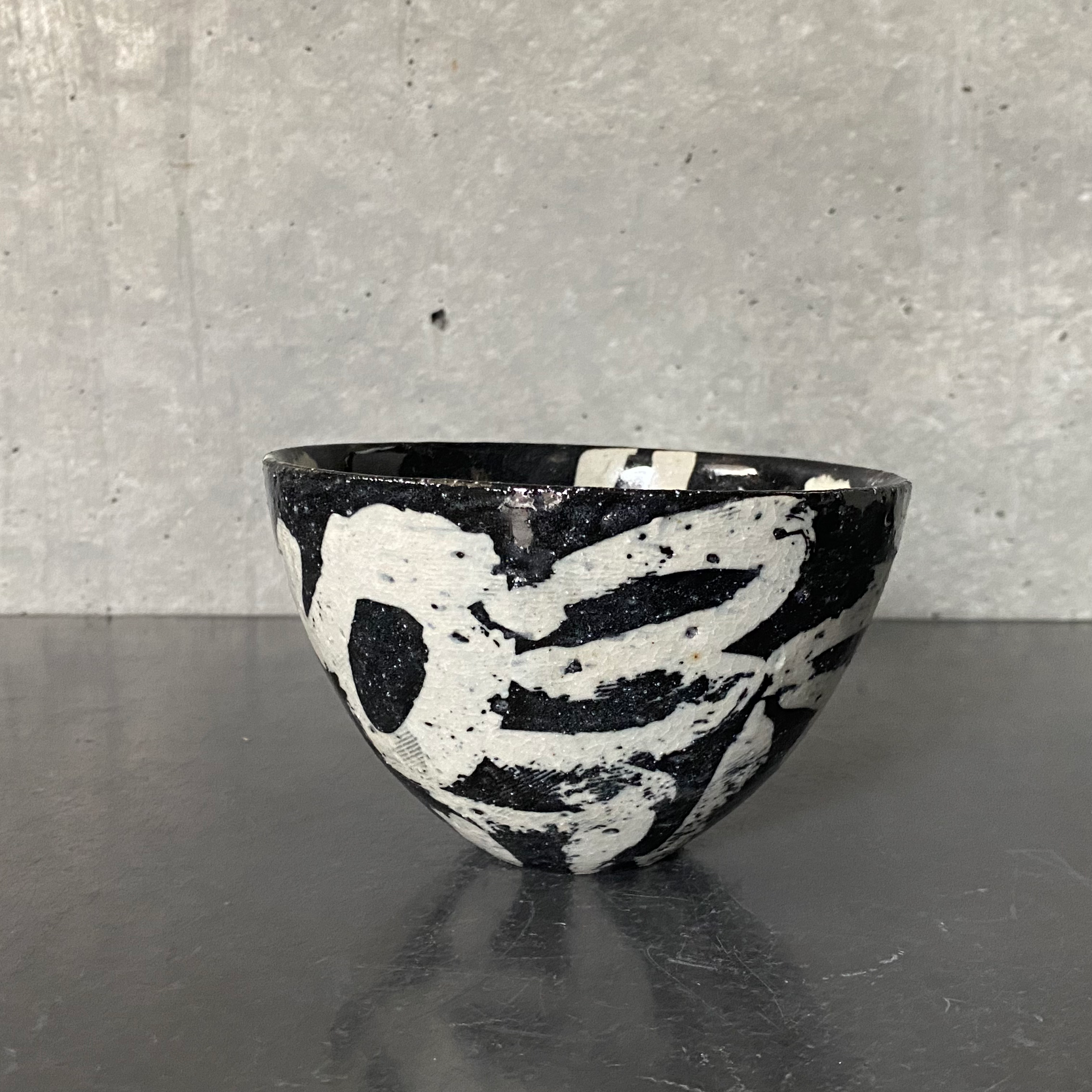 長石釉もようボウルー黒_鷹尾葉子