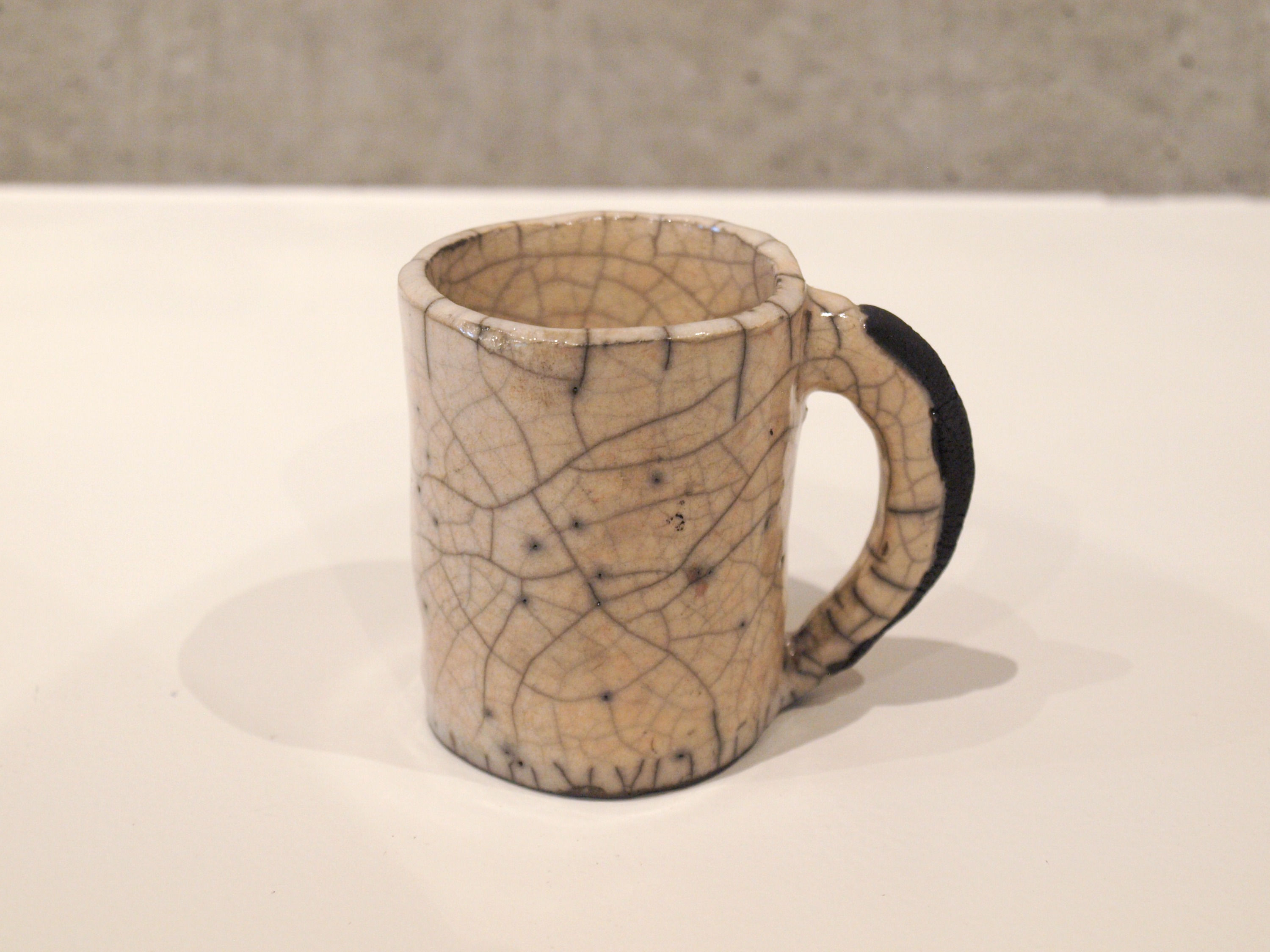 カップ・楽焼_ベージュ＿金 憲鎬_KIM HONO