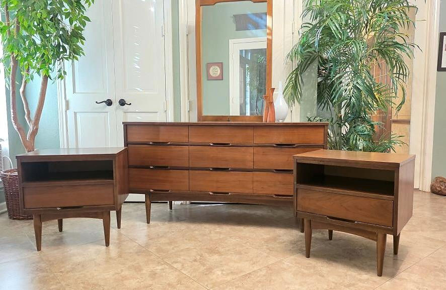 Mid century modern 9 drawer dresser chest with matching nightstands