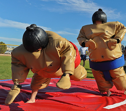 Combat de sumo avec costumes rembourrés, animation drôle et sportive pour enfants et adultes