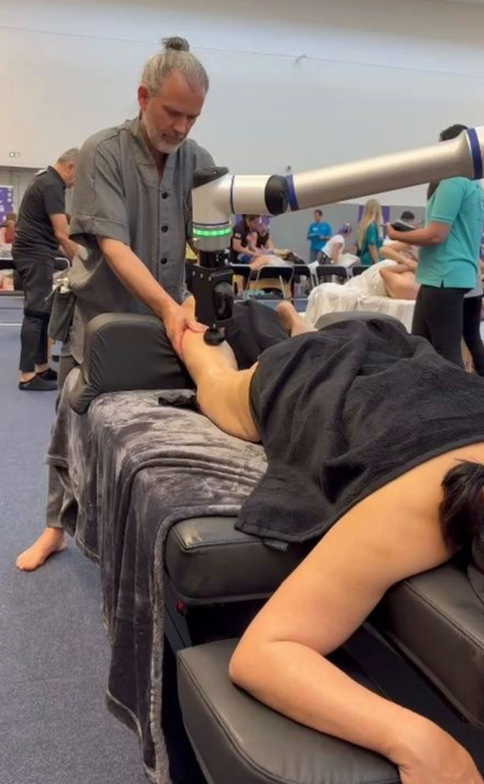 The Wellness Cobot with European Massage Championship winner Wim Stultiens