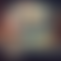 A imagem retrata um homem dormindo, cujo sonho visualiza a estrutura da mente dividida em Id, Ego e Superego. Ao redor dessa cena central, flutuam diversas imagens simbólicas que representam os desejos, os conflitos e os conteúdos do inconsciente.